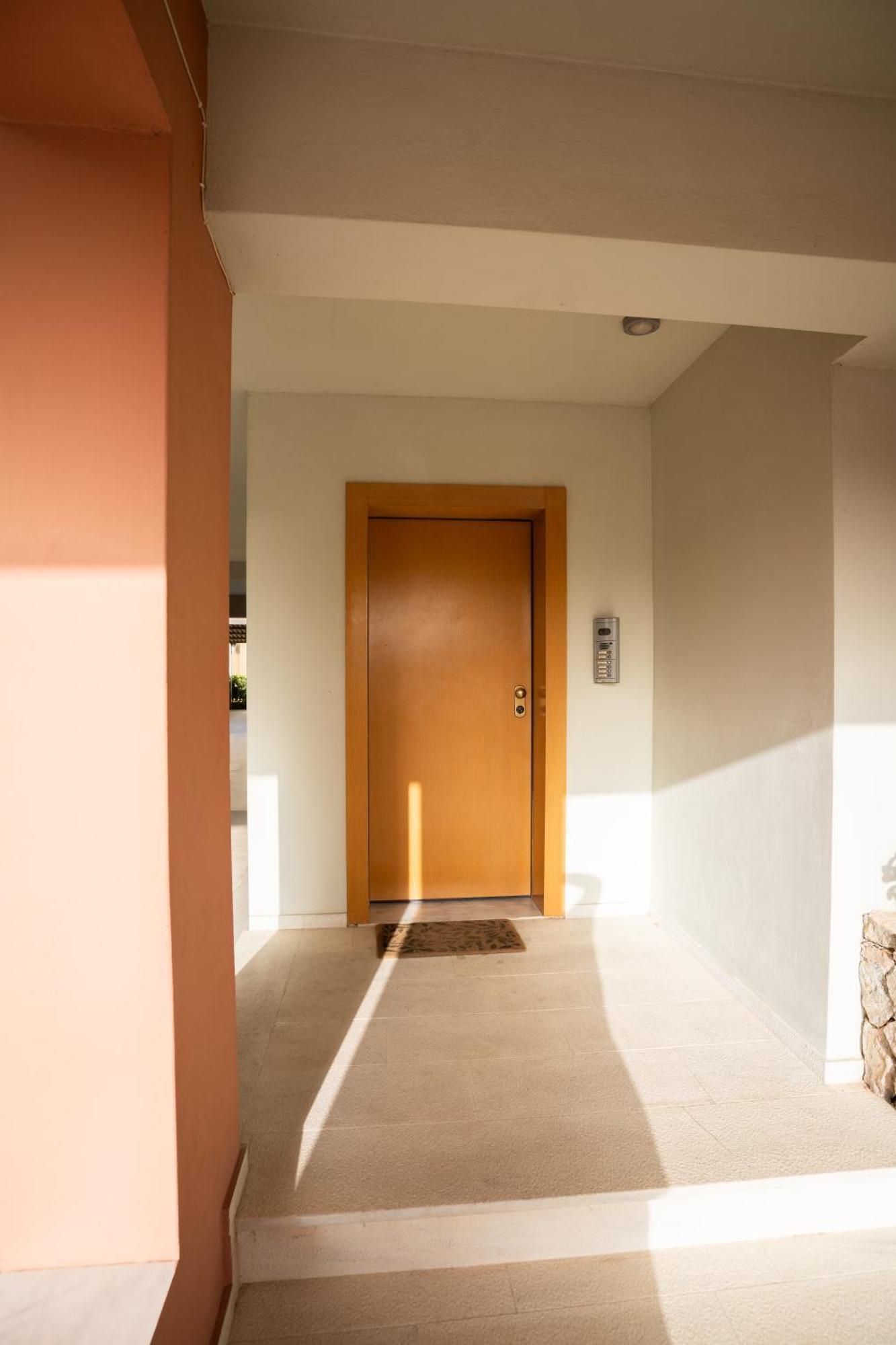 Maria'S Airport Apartment Коропион Екстериор снимка